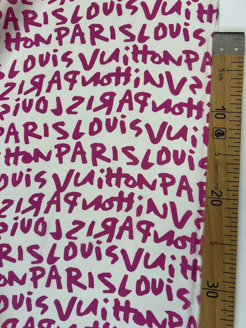 Шелк твил Louis Vuitton Paris белый с сиреневым лого