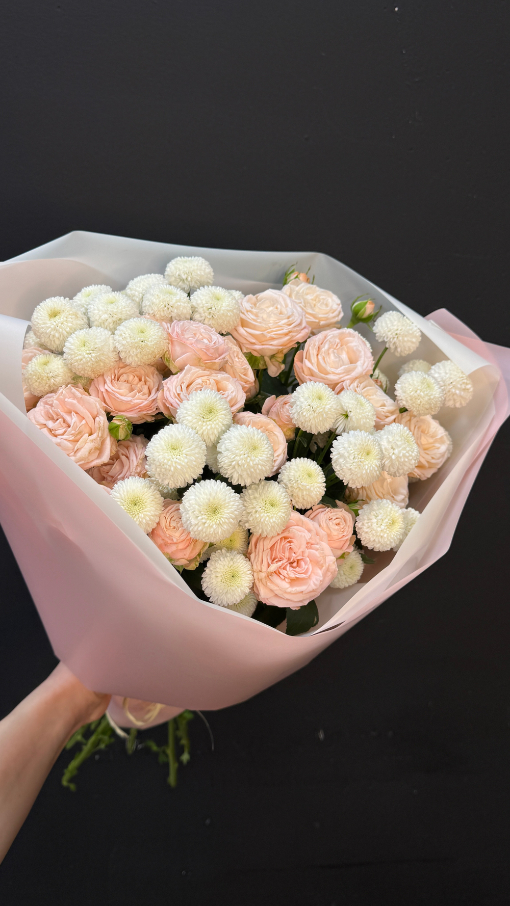 Букет из кустовой розы и сортовых сантини