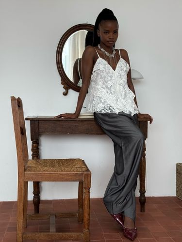 Белый кружевной топ на бретельках