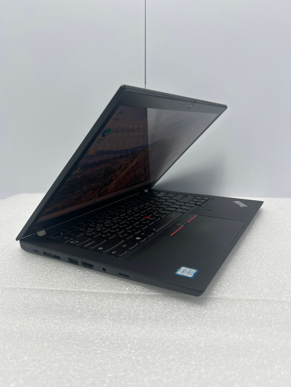 Ноутбук Lenovo T490 (20N2000BRT) 14"/Intel Core i5 8265U/RAM 8 GB/SSD 256 GB/Intel UHD Graphics 620/2560x1440/IPS/Windows 10/Подсветка кл-ры:LED/черный. Состояние: Уценка/большой след. на матрице от клавиатуры