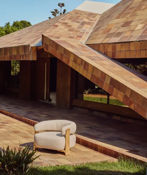 Уличное кресло Granite бежевое с ножками из тикового дерева