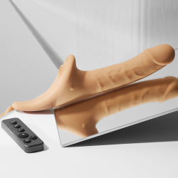 Strap-on-me MULTI ORGASM REALISTIC DILDO - Фаллоимитатор с стимуляцией клитора и вибрацией, M