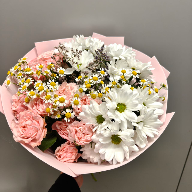 Милый букет с кустовой розой и ромашкой Милый букет с кустовой розой и ромашкой