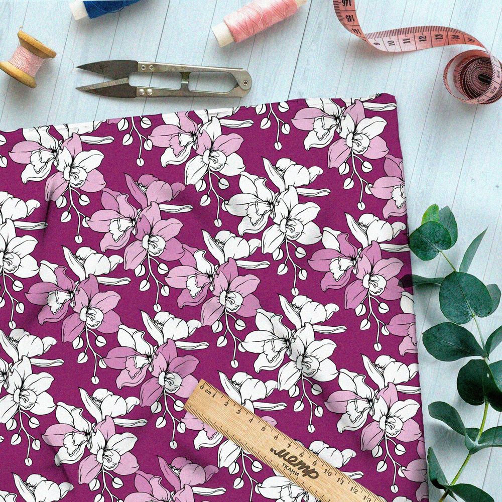 Ткань поплин эскизы белых и розовых цветов на сиреневом фоне