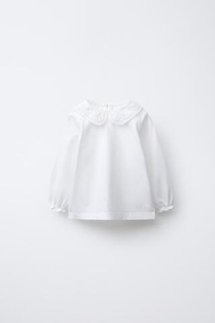 ZARA ФУТБОЛКА С ВЫШИВКОЙ НА ВОРОТНИКЕ, ЭКРЮ