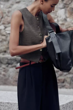 ZARA ЖИЛЕТ ИЗ ЭЛАСТИЧНОГО ТРИКОТАЖА С ПУГОВИЦАМИ, КОРИЧНЕВАТЫЙ