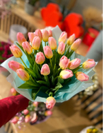 Букет из 25 розово-жёлтых тюльпанов