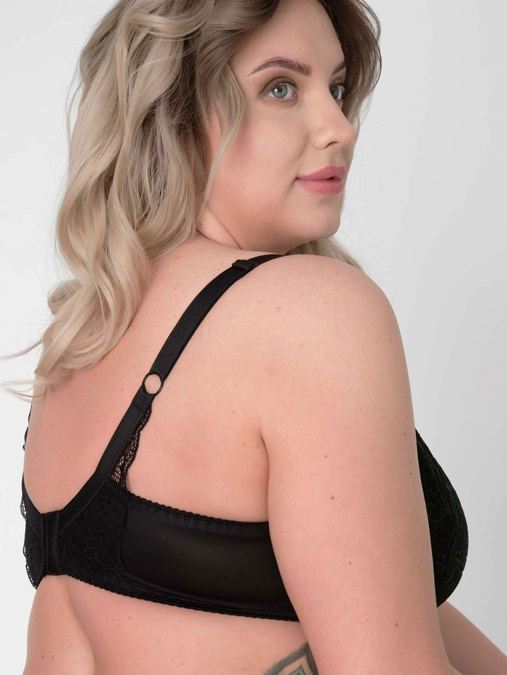 Бюстгальтер с чашкой на тонком поролоне и изысканной зелёной вышивкой (Размер: 80G) (Цвет: черный)