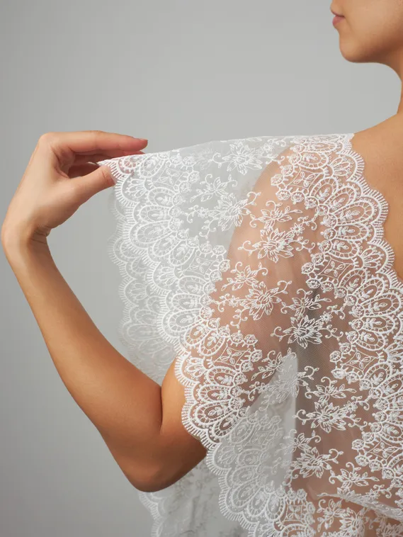 05-106 Вышивка на неэл. сетке 18 см, белый