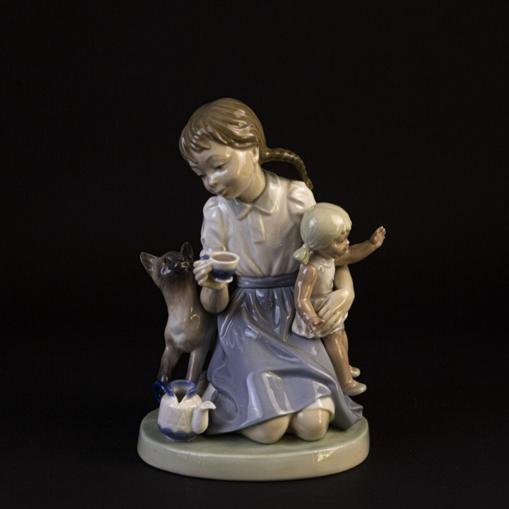 Фарфоровая мануфактура Lladro «Девочка с кошкой и куклой»