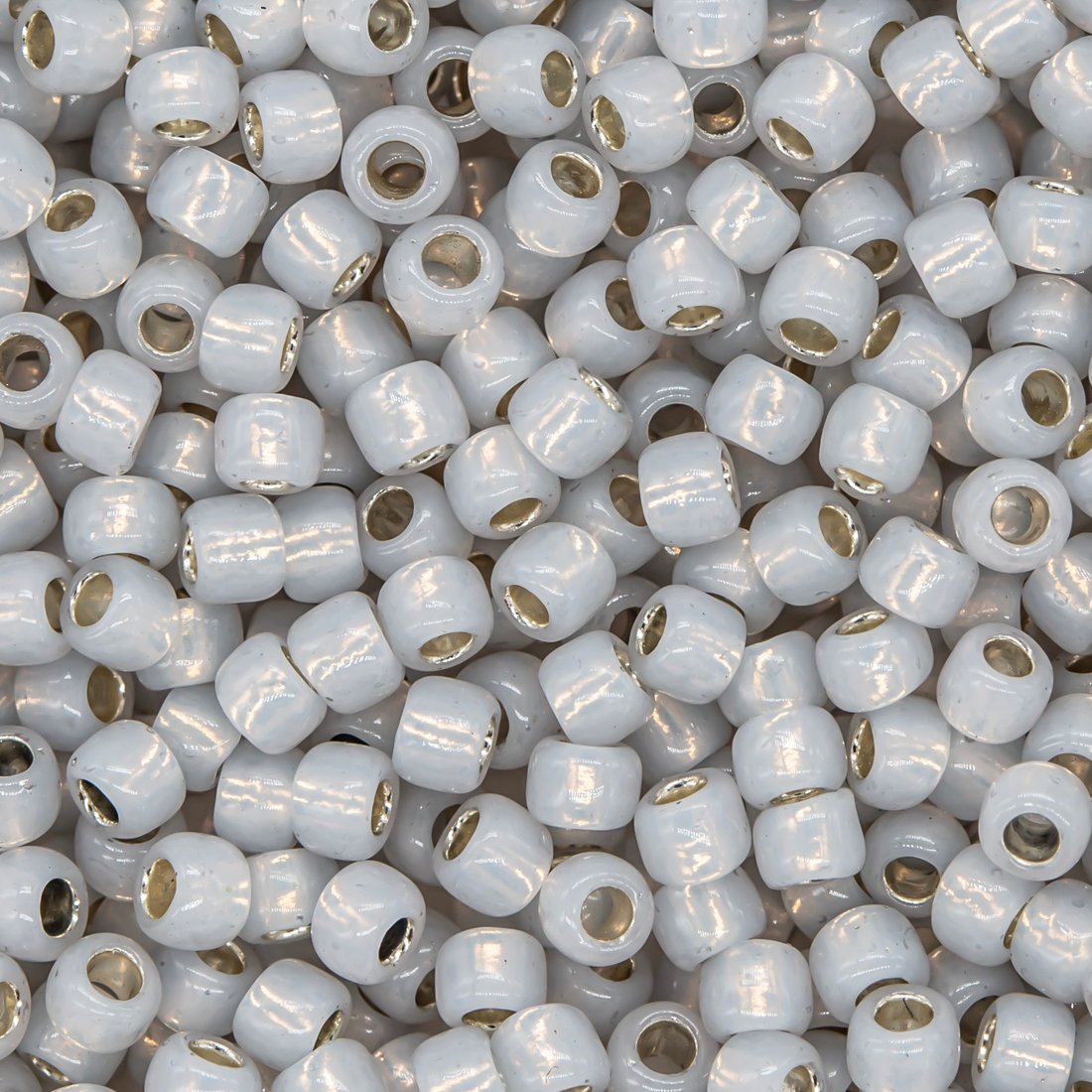 Японский бисер TOHO Round 8/0 (№2101), с внутренним серебрением, непрозрачный глянцевый