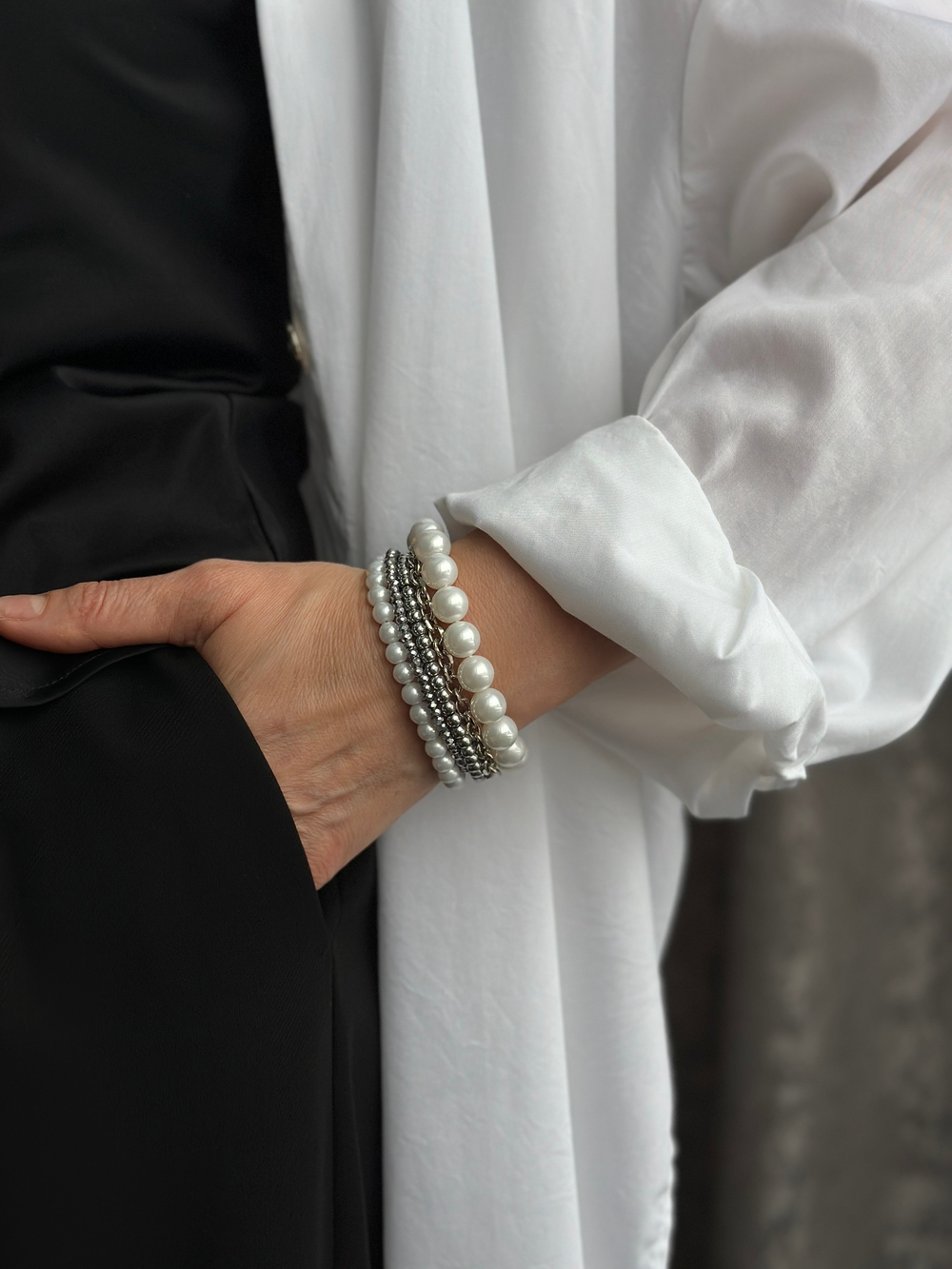 Браслет "Glam" из белого жемчуга, венецианского стекла и гематита, застежка из натур. кожи