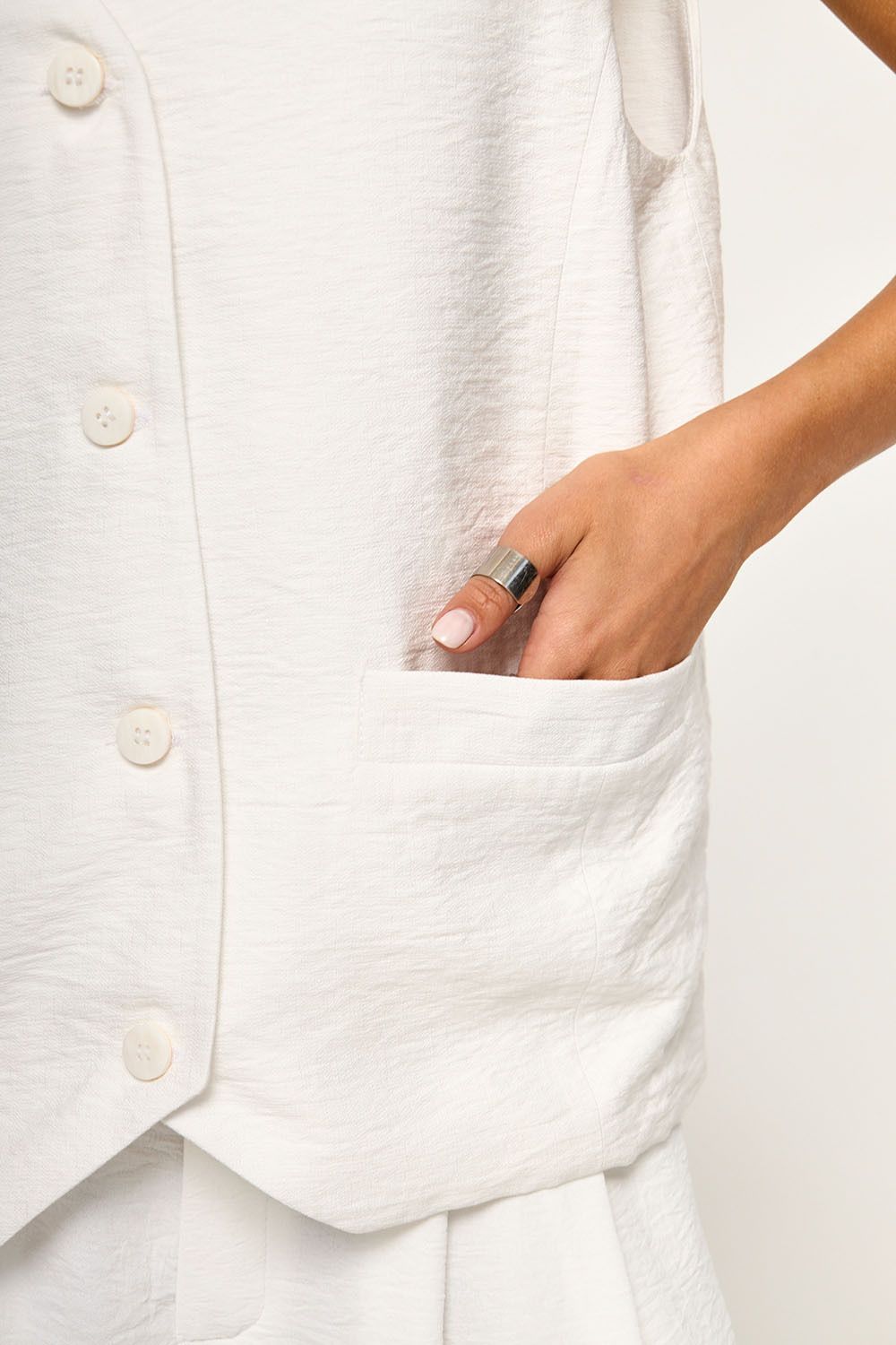 Жилет оверсайз из вискозы белого цвета