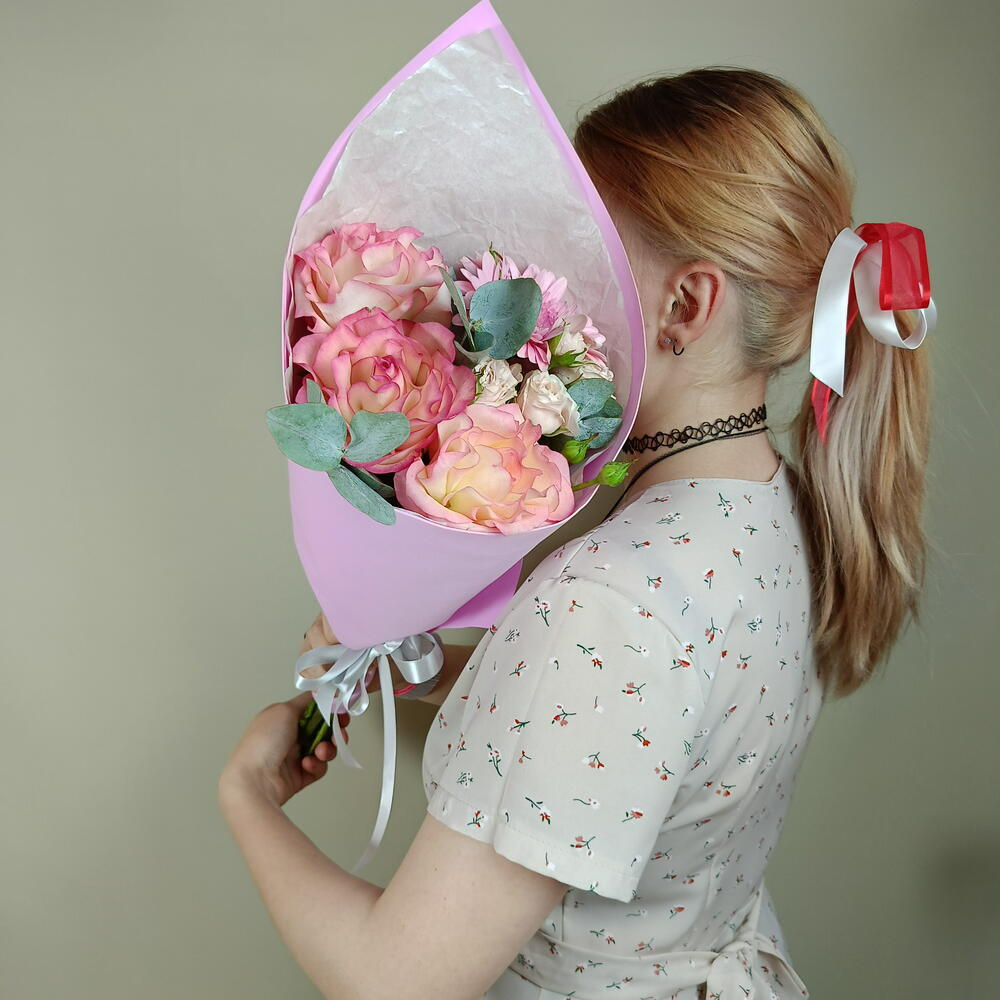 Нежный букет из французских роз эвкалипта герберы и кустовой розы в упаковке