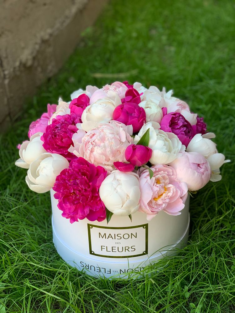 Композиция пионов &quot;Fabulous fragrance&quot; в белой подарочной коробке &quot;Maison des fleurs&quot;