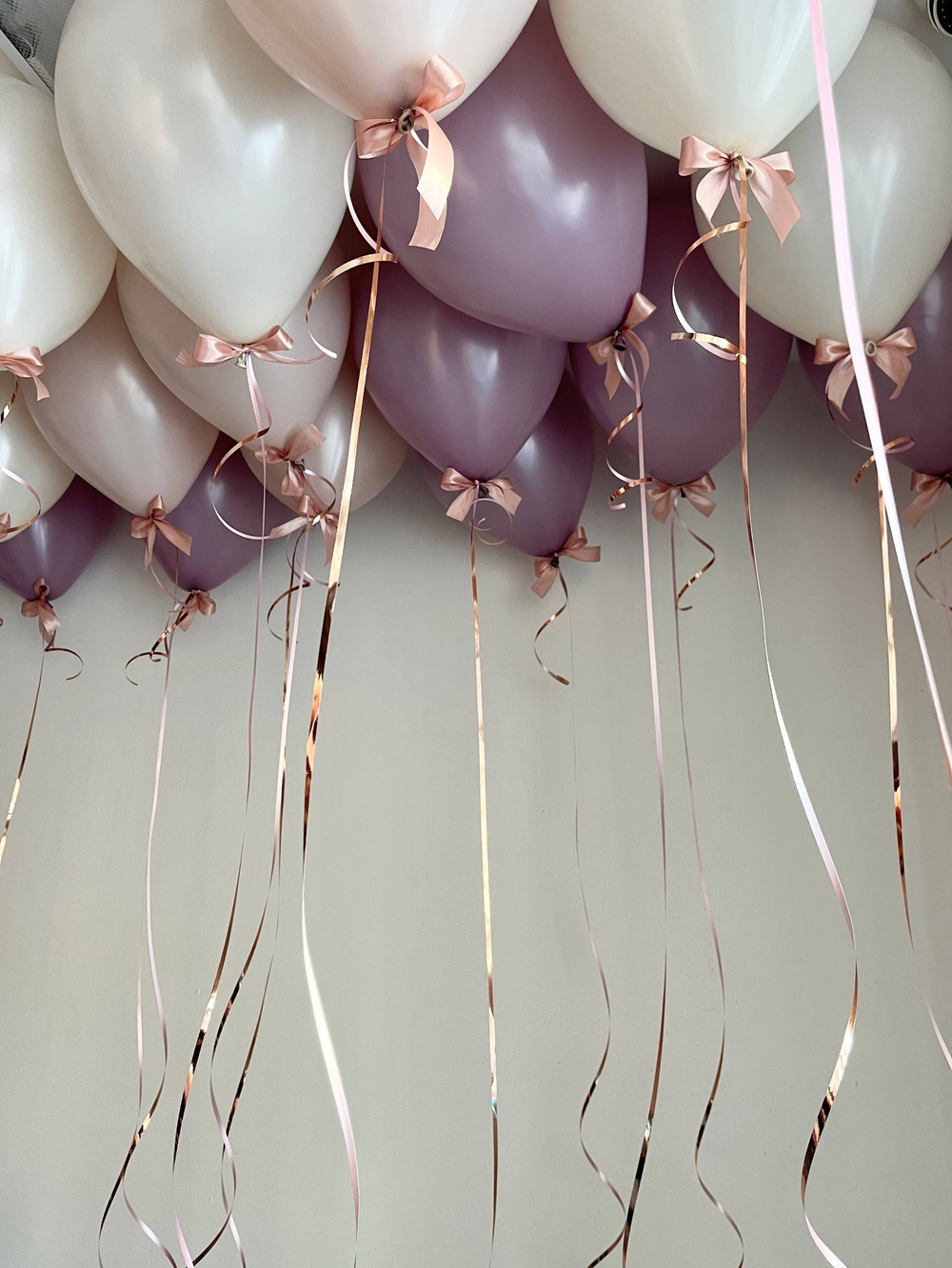 Воздушные шары под потолок с бантиками лаванда/пыльная роза/песок №4113