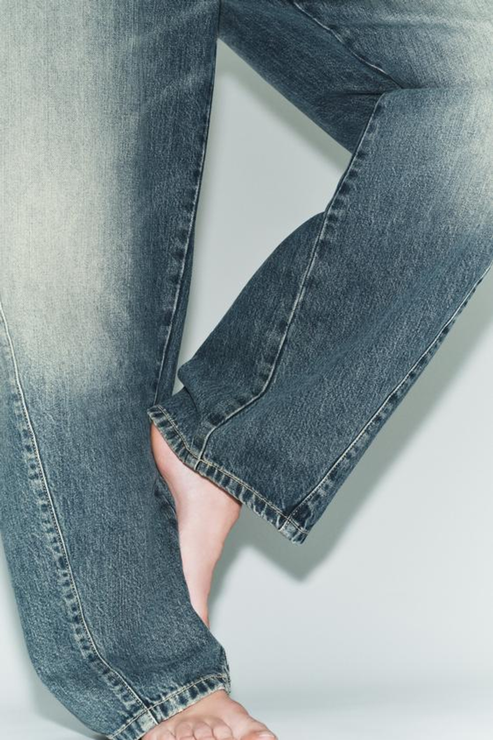 ZARA ДЖИНСЫ TRF BAGGY BALLOON СО СРЕДНЕЙ ПОСАДКОЙ, ЛИНЯЛЫЙ СИНИЙ