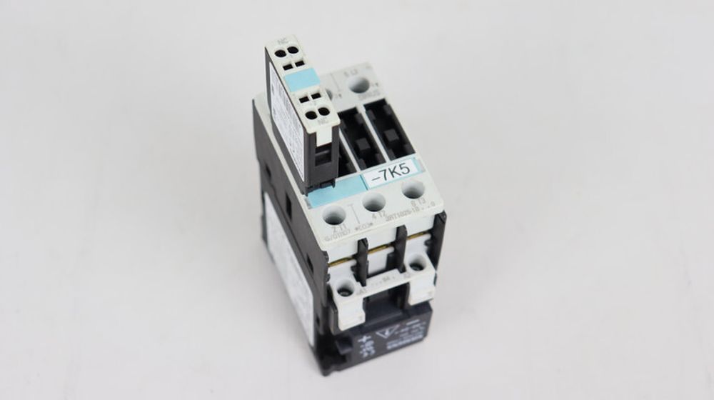 SIEMENS IEC 60 947 VDE 0660 + 3RT1926-1TR00 + 3RH1921-2CA01