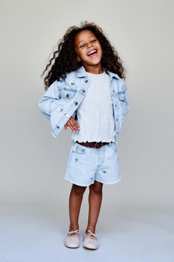 ZARA ДЖИНСОВЫЕ ШОРТЫ С ВЫШИВКОЙ «РОМАШКИ», СИНИЙ