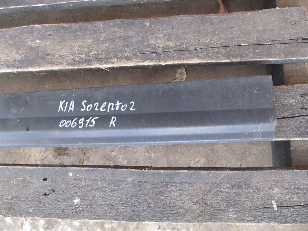 Накладка передней правой двери Kia Sorento 2 (XM)  Б/У Оригинал 877242p000