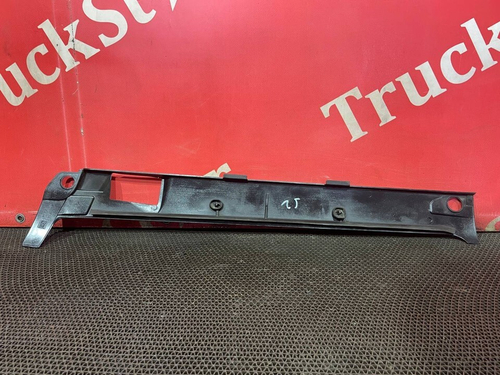 Накладка стойки левой