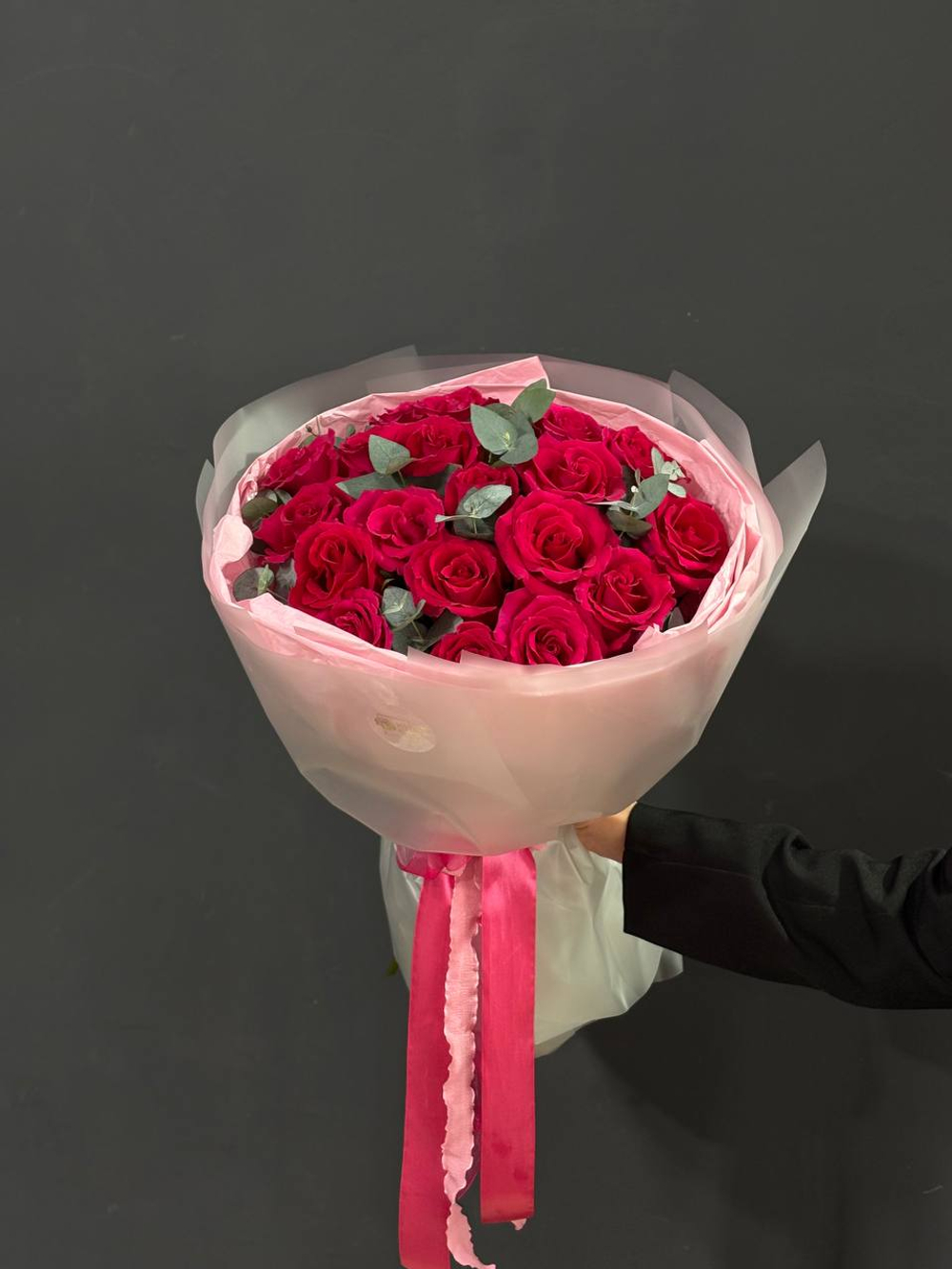 Букет 19 малиновых роз Готча с эвкалиптом