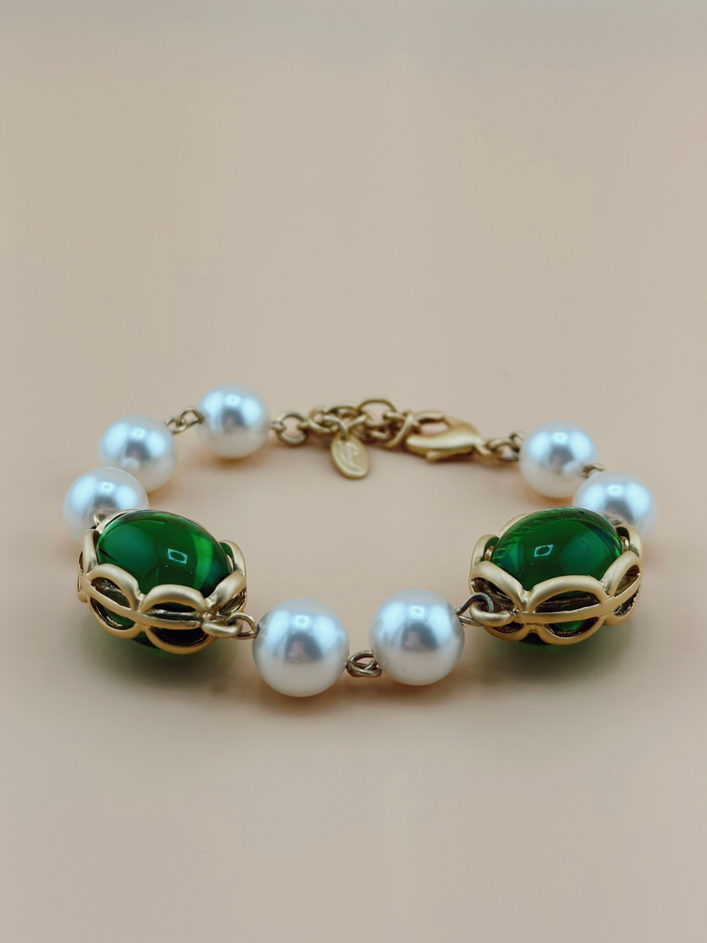 Браслет с большими зелеными камнями