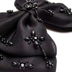 Бант классический с россыпью черных цветов