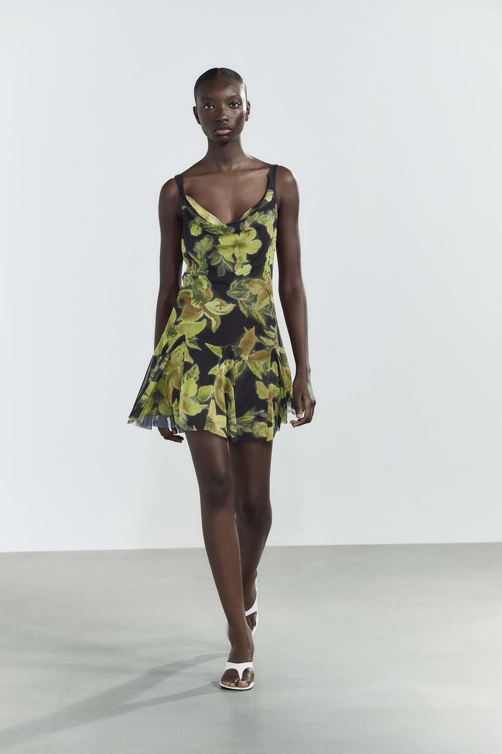 ZARA КОРОТКОЕ ПЛАТЬЕ ИЗ ТЮЛЯ С ЦВЕТОЧНЫМ ПРИНТОМ, ЧЕРНЫЙ/ЗЕЛЕНЫЙ