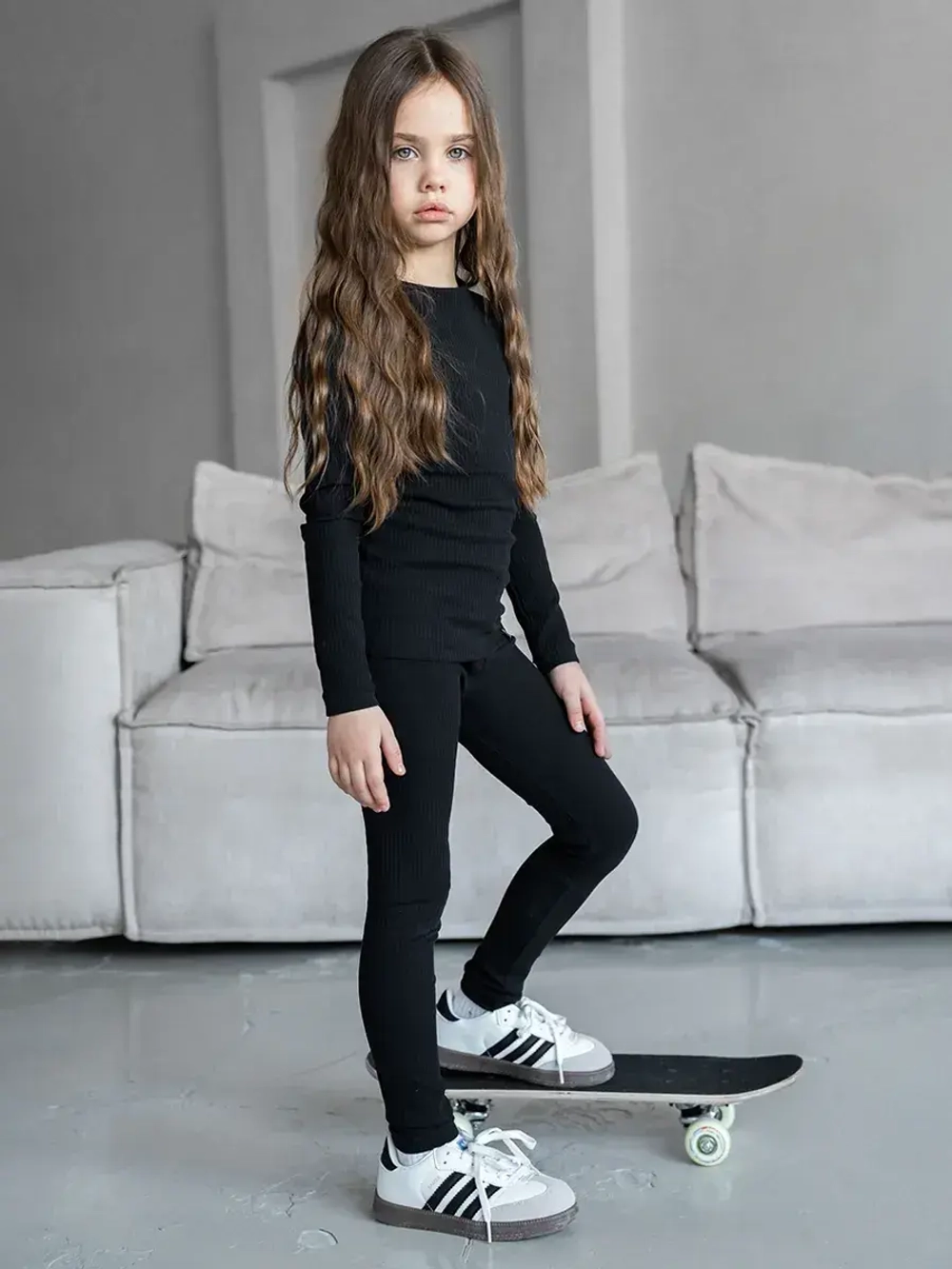 Черный костюм для девочки на осень