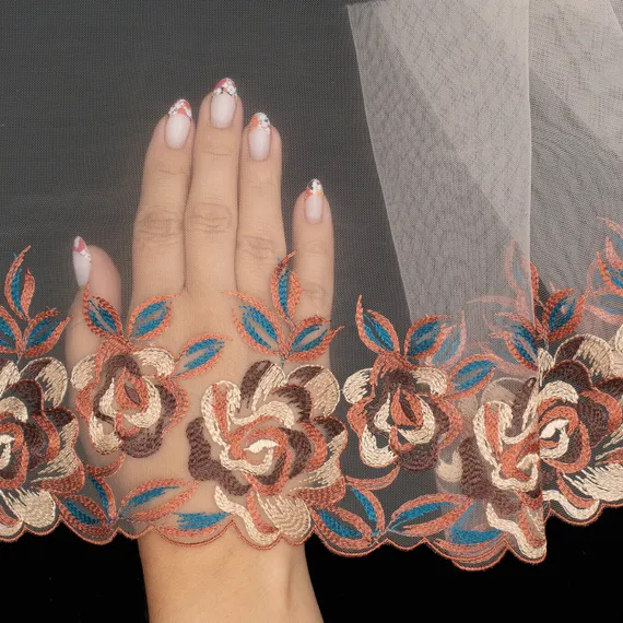 Вышивка на сетке персик/бежевый (правая) 20 см