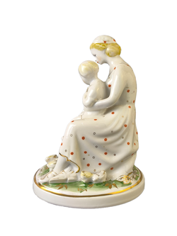 Фарфоровая статуэтка "Мама с ребенком, кормящая кур" Чудово