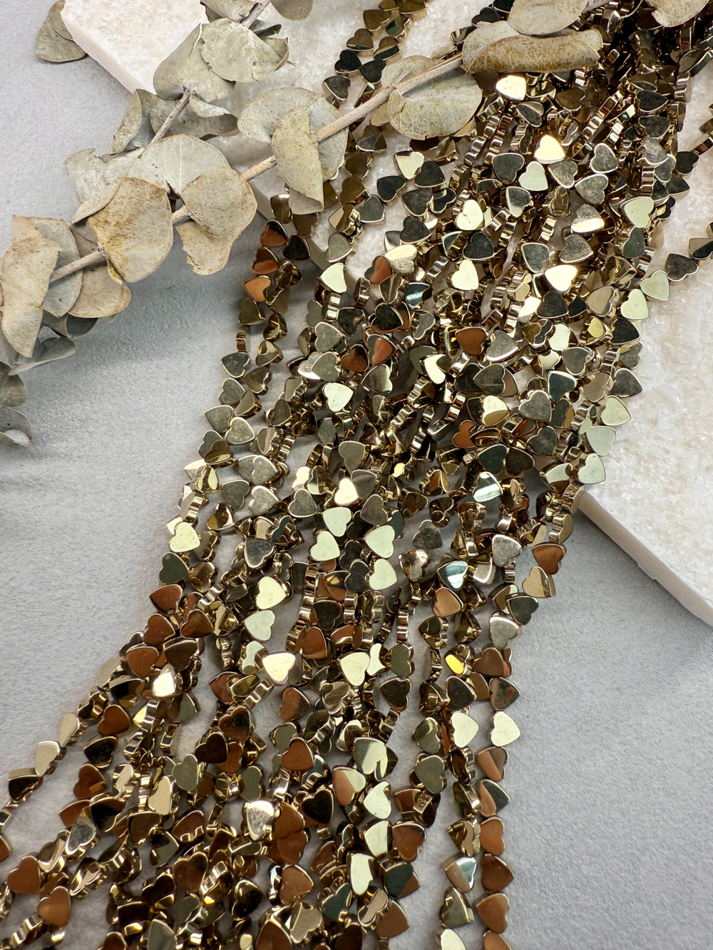 Гематит сердце, светлое золото, 6 мм, нить 40 см