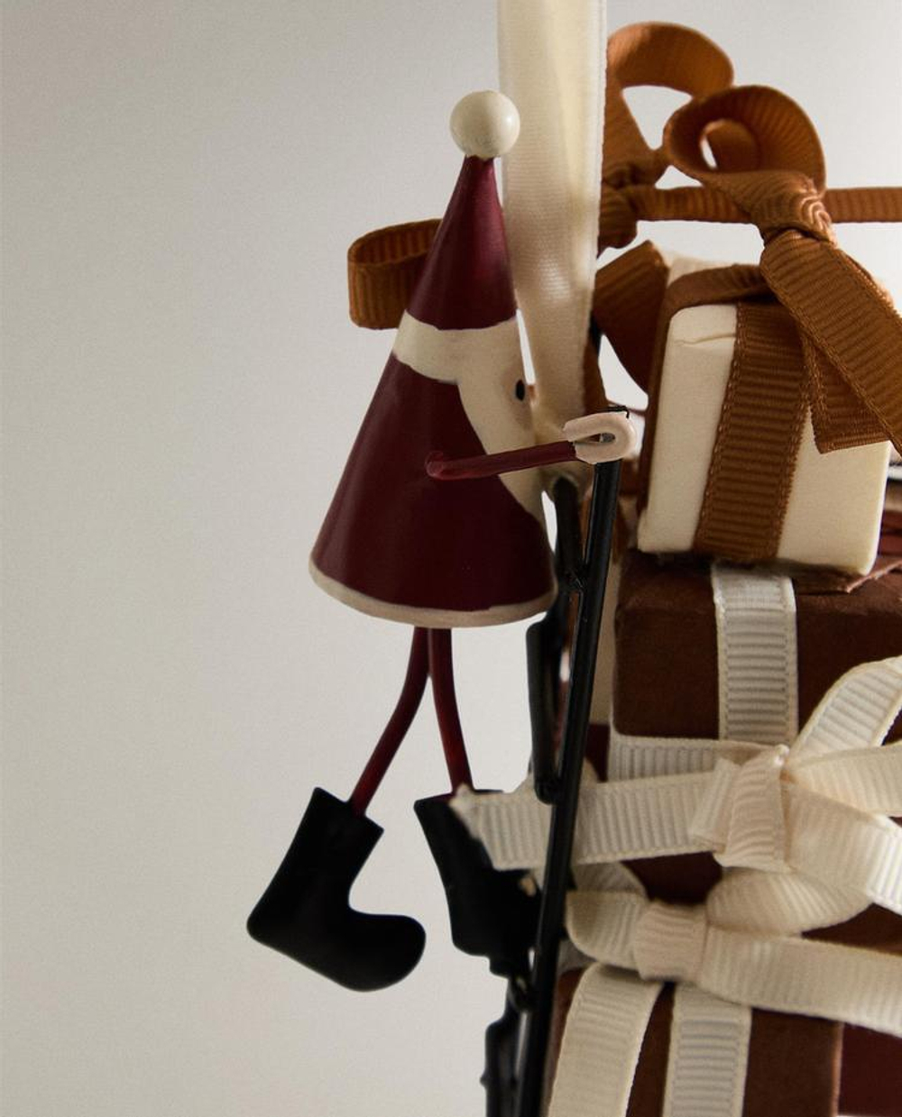 ZARA HOME УКРАШЕНИЯ ДЛЯ РОЖДЕСТВЕНСКОЙ ЁЛКИ "ДЕД МОРОЗ С ПОДАРКАМИ", БЕЛЫЙ/КРАСНЫЙ