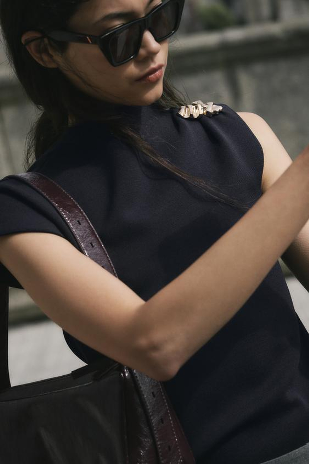 ZARA ОДНОТОННЫЙ ТРИКОТАЖНЫЙ ТОП С ЗОЛОТИСТОЙ ДЕТАЛЬЮ, МОРСКОЙ СИНИЙ