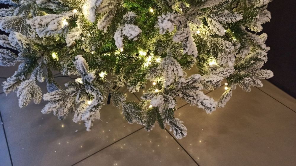 Заснеженная ель с гирляндой «Барокко» теплый свет (Литая+пвх) 150 см / 1,5 м