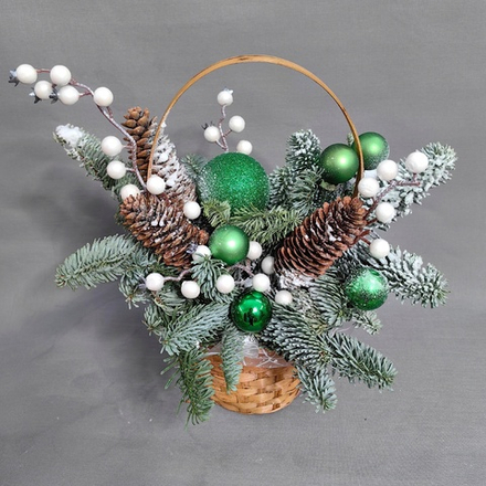 Новогодняя композиция в корзинке