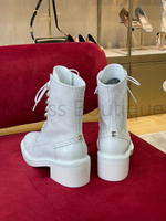 Белые глянцевые ботинки Chanel (Шанель) из состаренной кожи