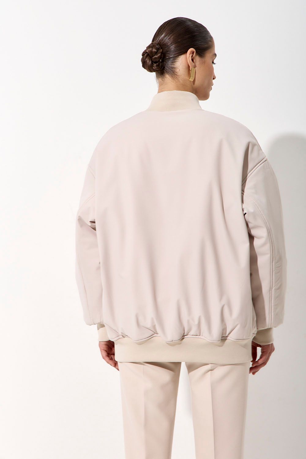 Куртка бомбер пудрово-бежевого цвета