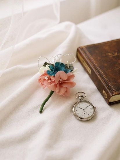 Бутоньерка с цветами на булавке, голубая с розовым