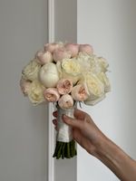 Свадебный букет из пионов, кустовых пионовидных и одноголовых роз