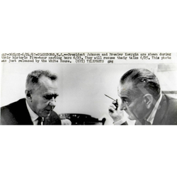 Президент США Линдон Джонсон и премьер-министр СССР Алексей Косыгин. 23 июня 1967 года