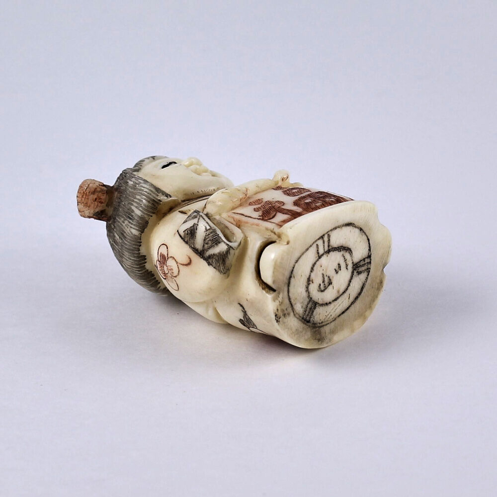 Нэцкэ Гейша с табличкой "Счастье" и пером