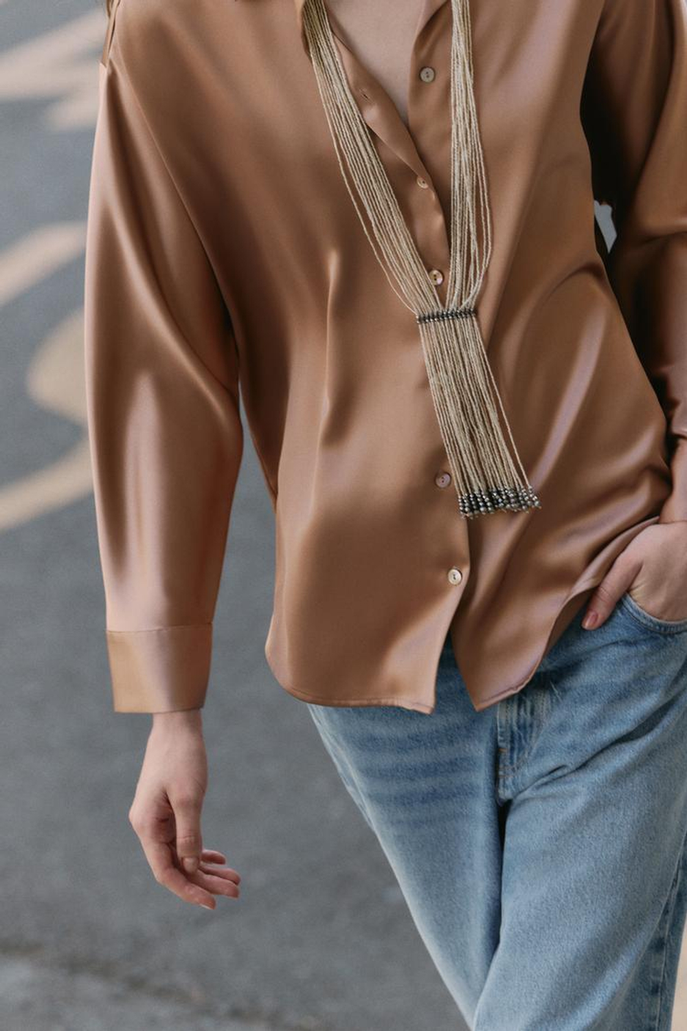 ZARA АТЛАСНАЯ РУБАШКА СО СПУЩЕННЫМ ПЛЕЧОМ, МЯГКИЙ КАШТАНОВЫЙ