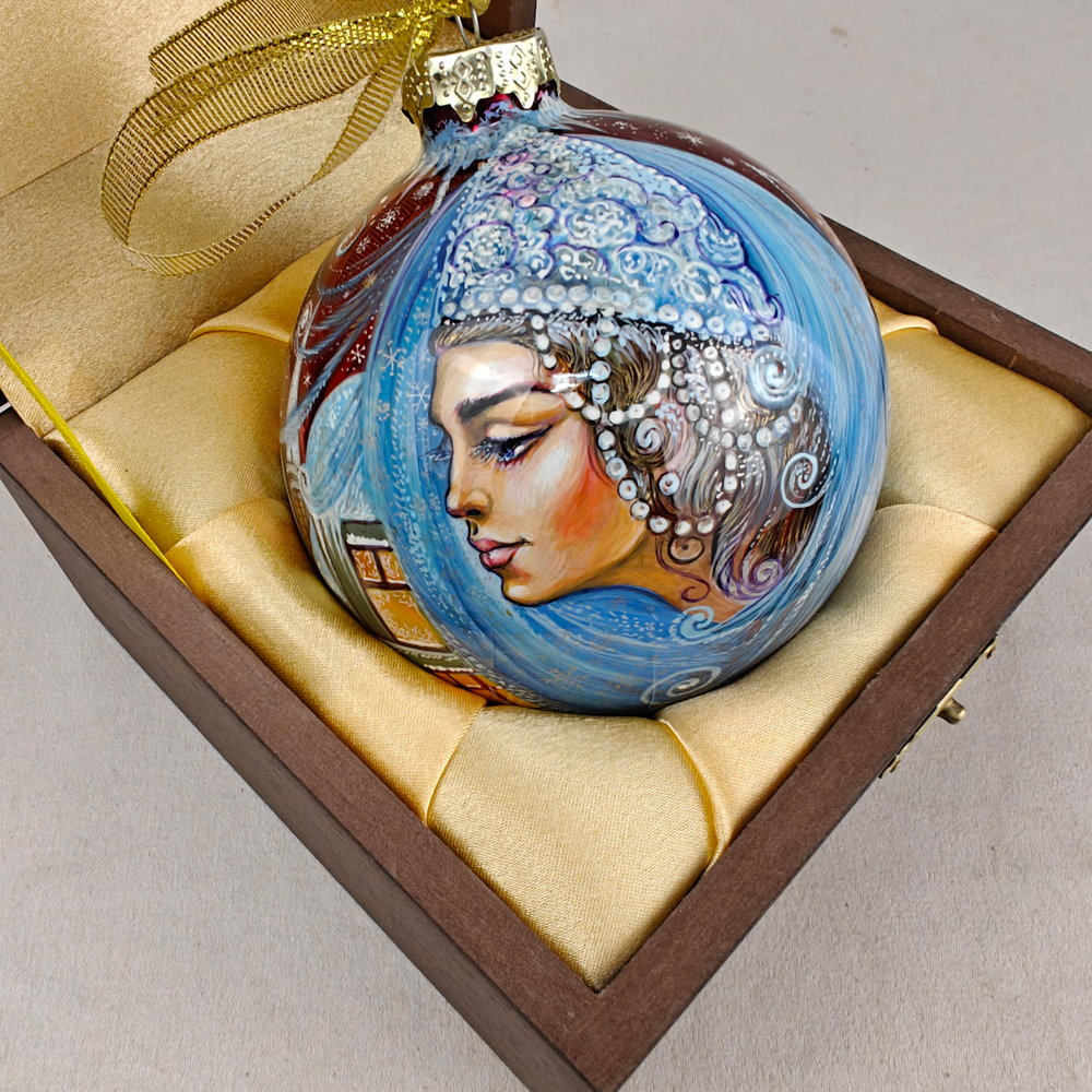 Коллекционный елочный шар с росписью Палех "Снежная королева" в футляре