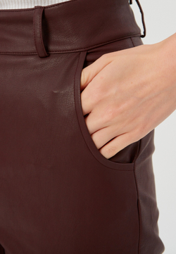 Брюки женские из экокожи винные