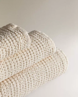 ZARA HOME БАННОЕ ПОЛОТЕНЦЕ С ВАФЕЛЬНЫМ УЗОРОМ, ЦВЕТ СЛОНОВОЙ КОСТИ