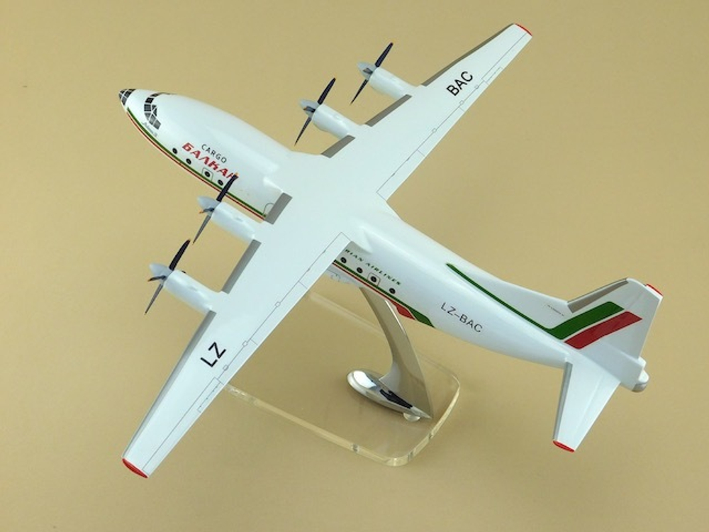 Модель самолета Ан-12 (М1:100, Balkan)
