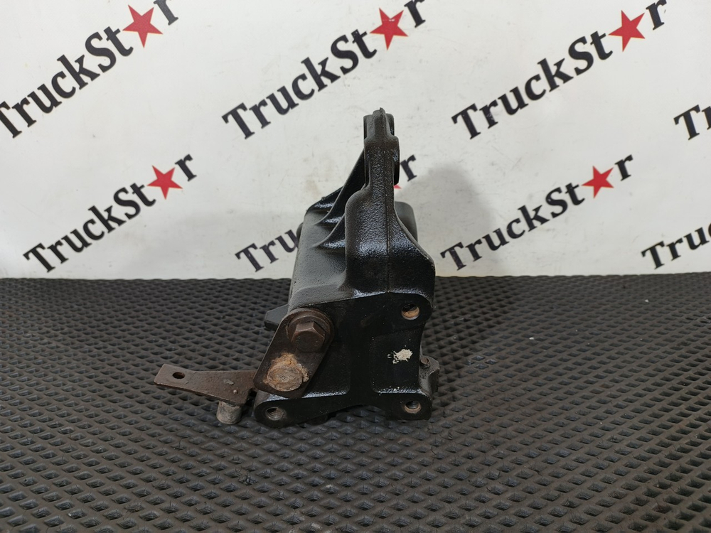 Кронштейн бампера правый