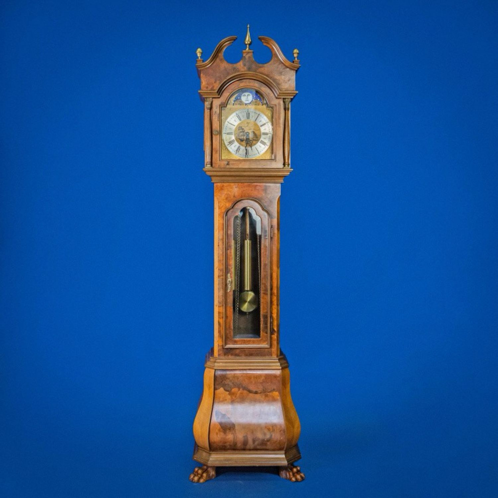 Напольные часы с четвертным боем